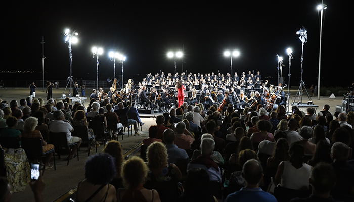Gianna Fratta dirige l'Orchestra e il Coro a Sant'Antioco